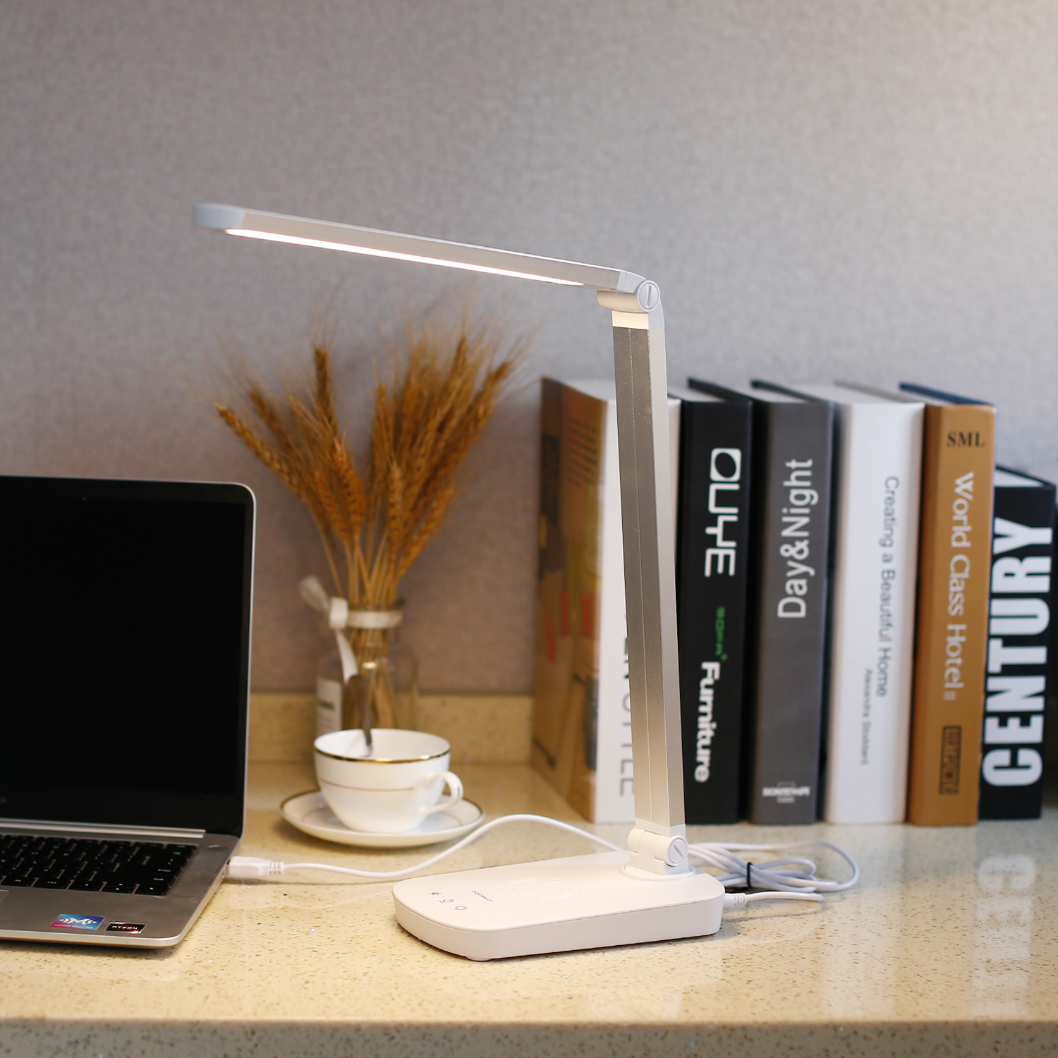 Aigostar Mona - lampada da tavolo con ricarica wireless QI per smartphone. 5W da 2700K ai 6400K, Touch dimmerabile a 3 modes. Color Silver(196493)