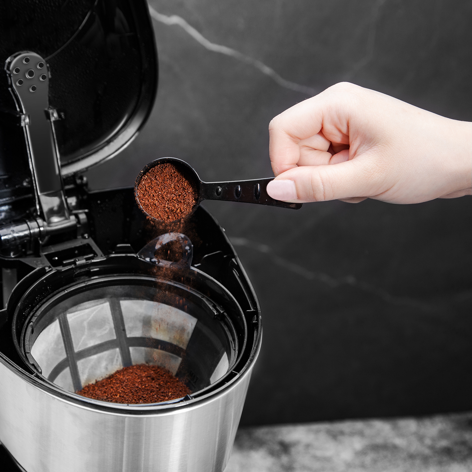 Máquina de café Enchufe británico de 3 pines Aigostar Chocolate 30KYJ 1000W cafetera de filtro color negro. 