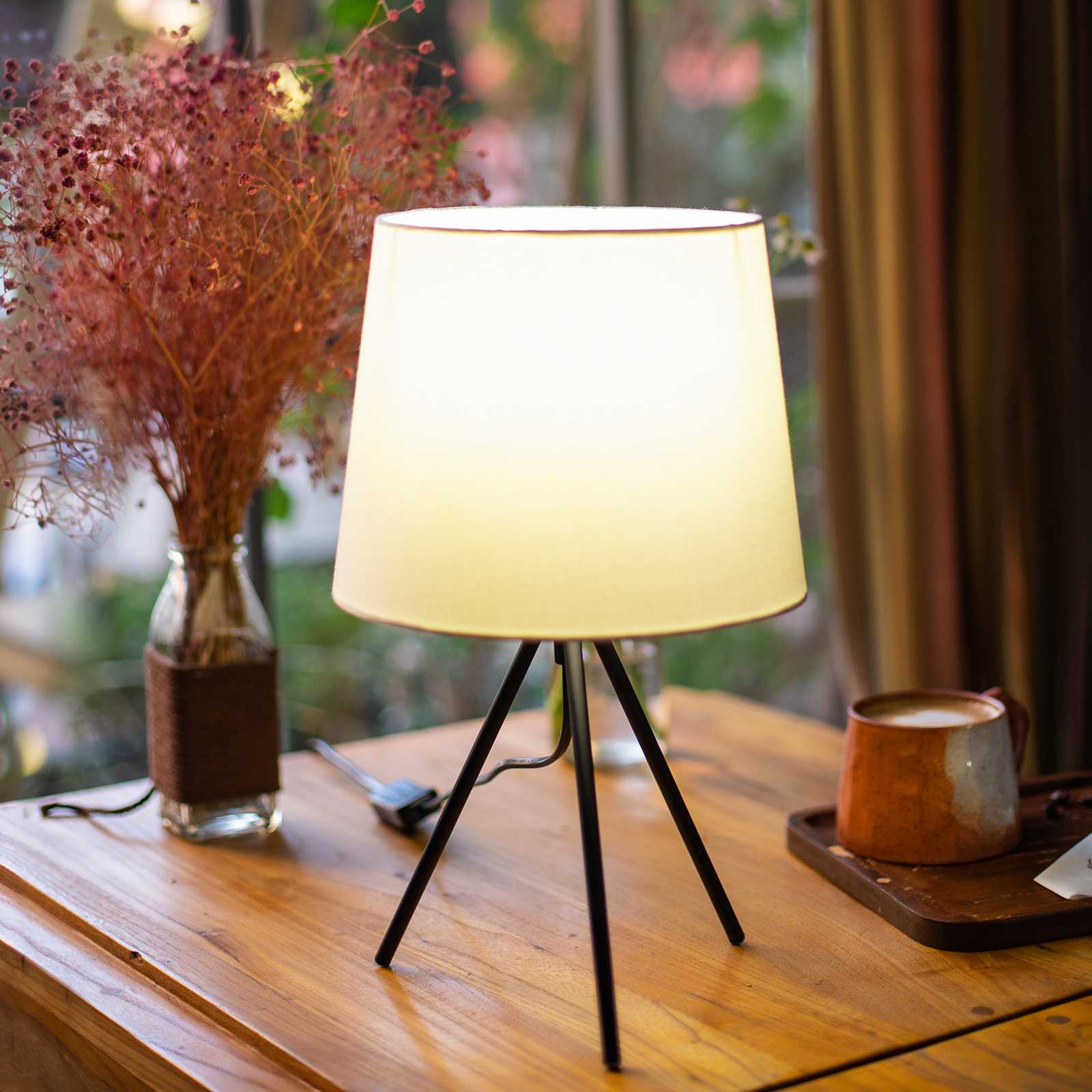 Aigostar - Lampe de Table Minimaliste, Culot fin E14, Lampe de Chevet Décorative avec une Base Métallique à 3 Pieds et Abat-jour Blanc, Idéale Décoration Chambre Salon (212568)